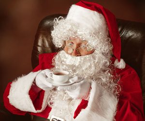 Papai Noel celebra 20 anos de temporada natalina no Pantanal Shopping e chega em um espetáculo mágico